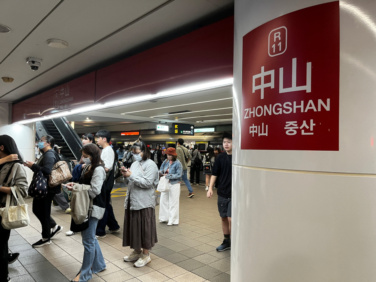 台北市針對人流密集地方將會增派警力。圖為捷運中山站。（路透社資料圖片）