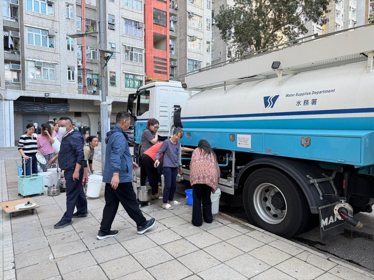 署方正為受影響用戶提供臨時食水。 （市民提供）