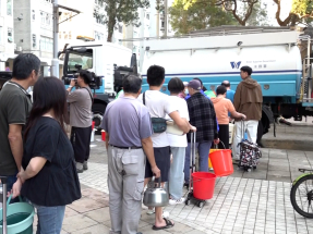 水務署在上水天平邨設置臨時取水點，設有水車及水箱，大批居民排隊取水。（施華駿攝）