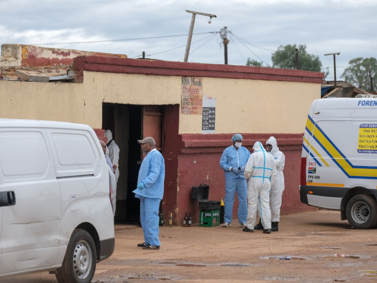 調查人員在槍擊案現場蒐證。(法新社)