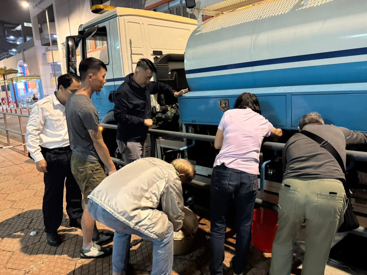 姚銘說不少居民要到臨時取水點，取水準備今晚的冬至飯。（姚銘社交網頁圖片）