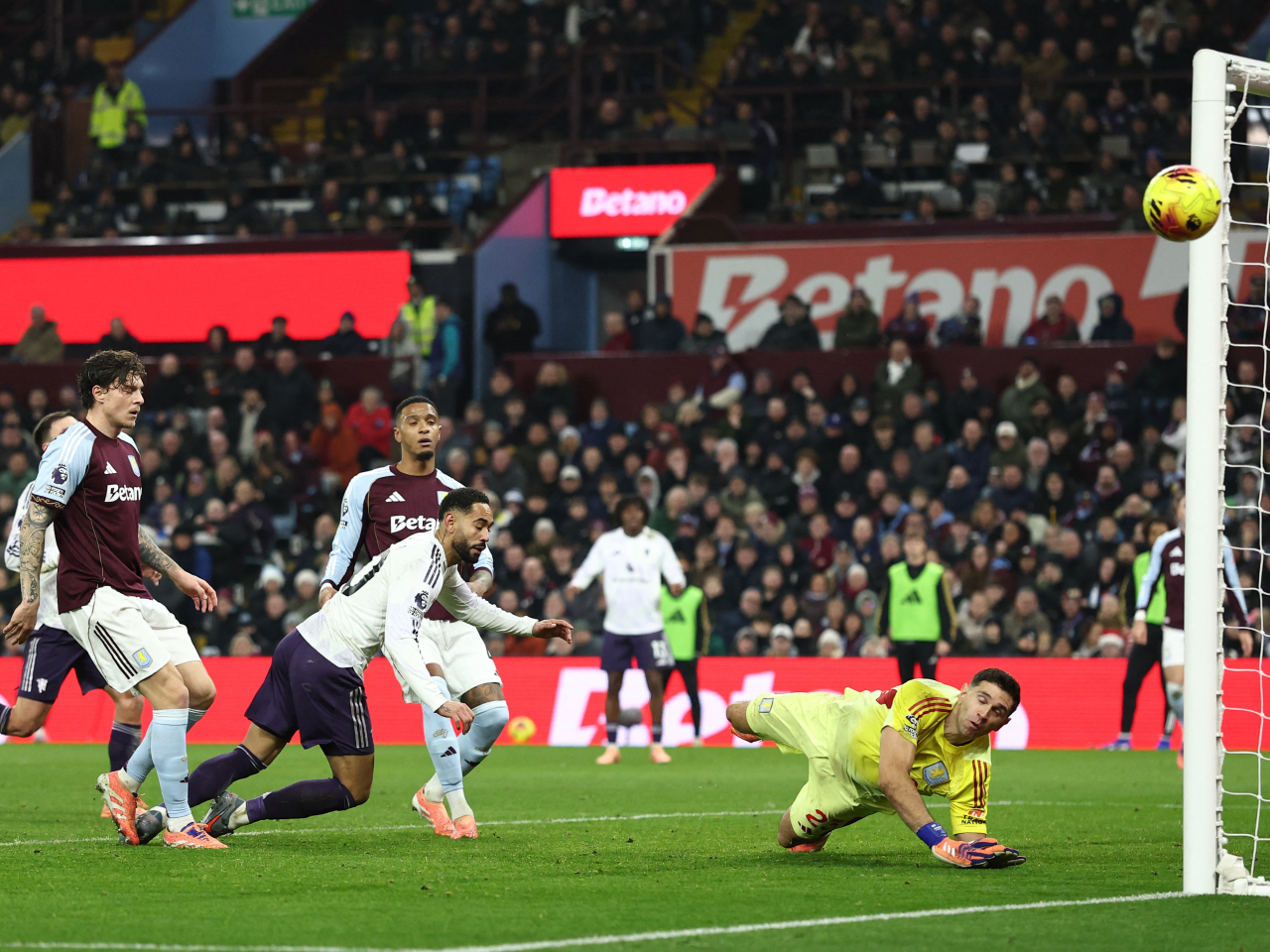 阿士東維拉主場2:1擊敗曼聯。（路透社）