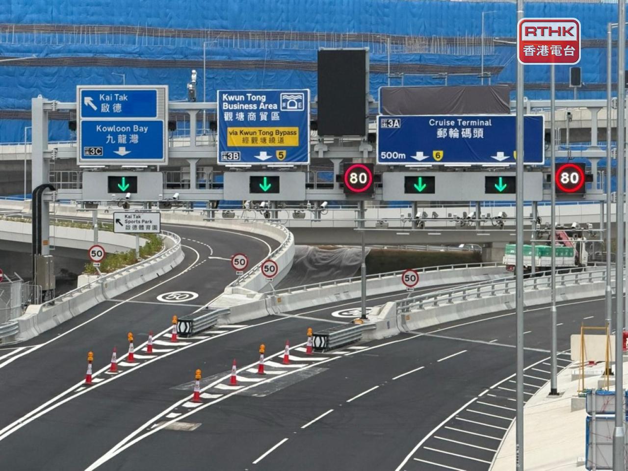 中九龍繞道（油麻地段）早上交通暢順。（黃貝紋攝）