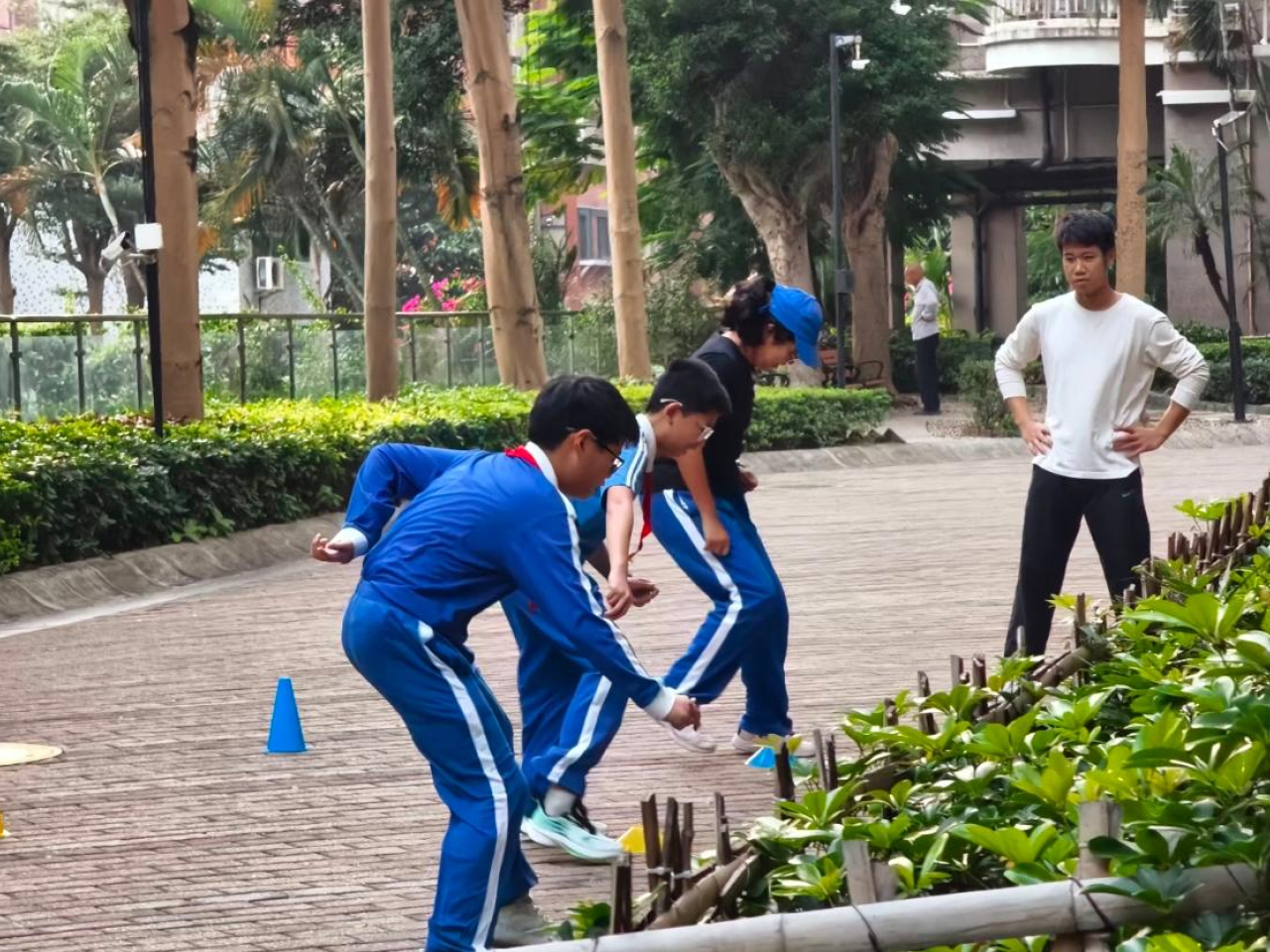 內地近期流行「體育外賣」，在屋苑樓下小區上體式能訓練體育活動。（「宜跳運動」社交平台相片）