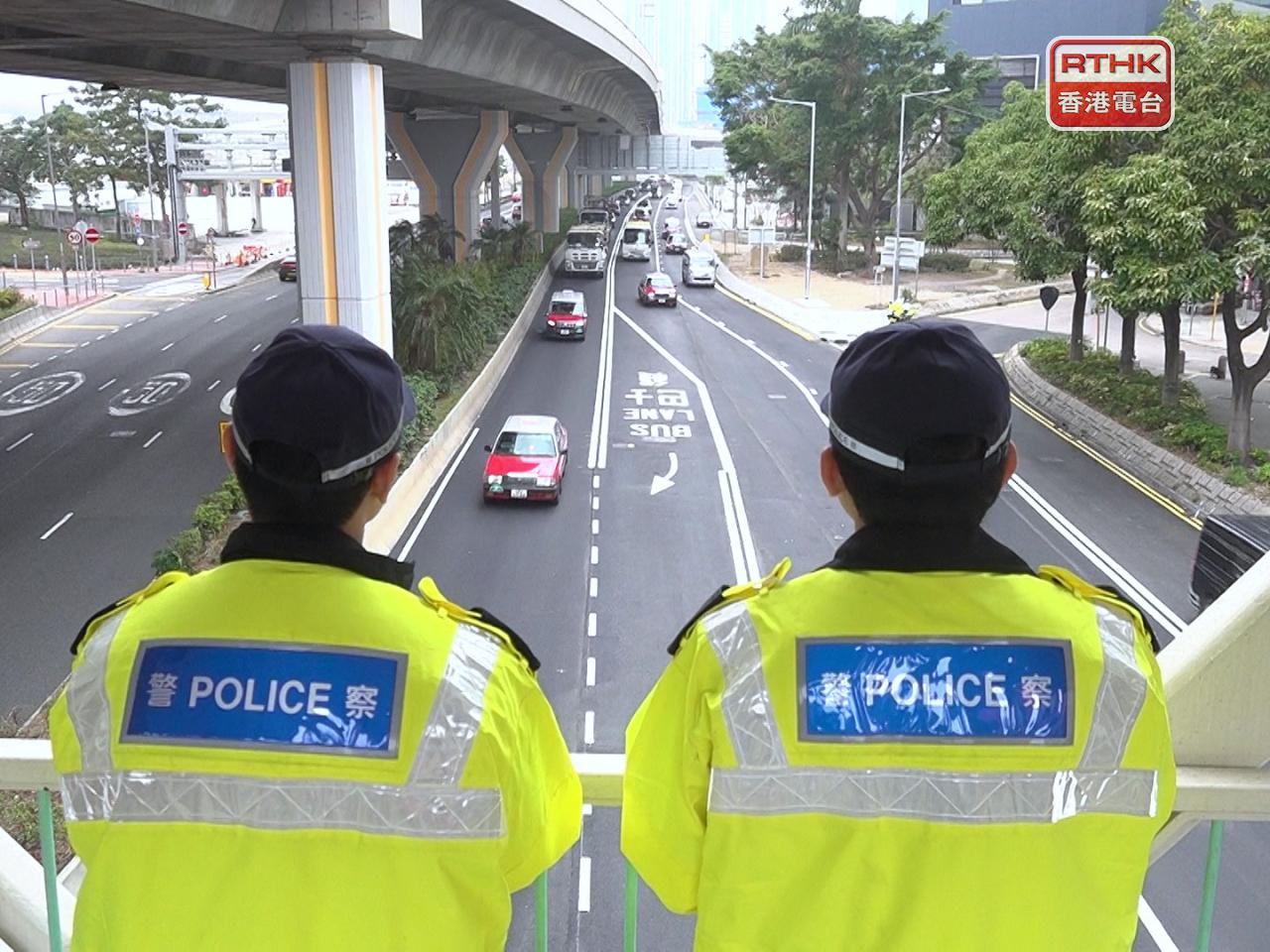 路政署稱留意到有些車輛可能駛入了巴士線再上觀塘繞道。今日看到情況，配合警方執法，情況已有好轉。（郭志強攝）