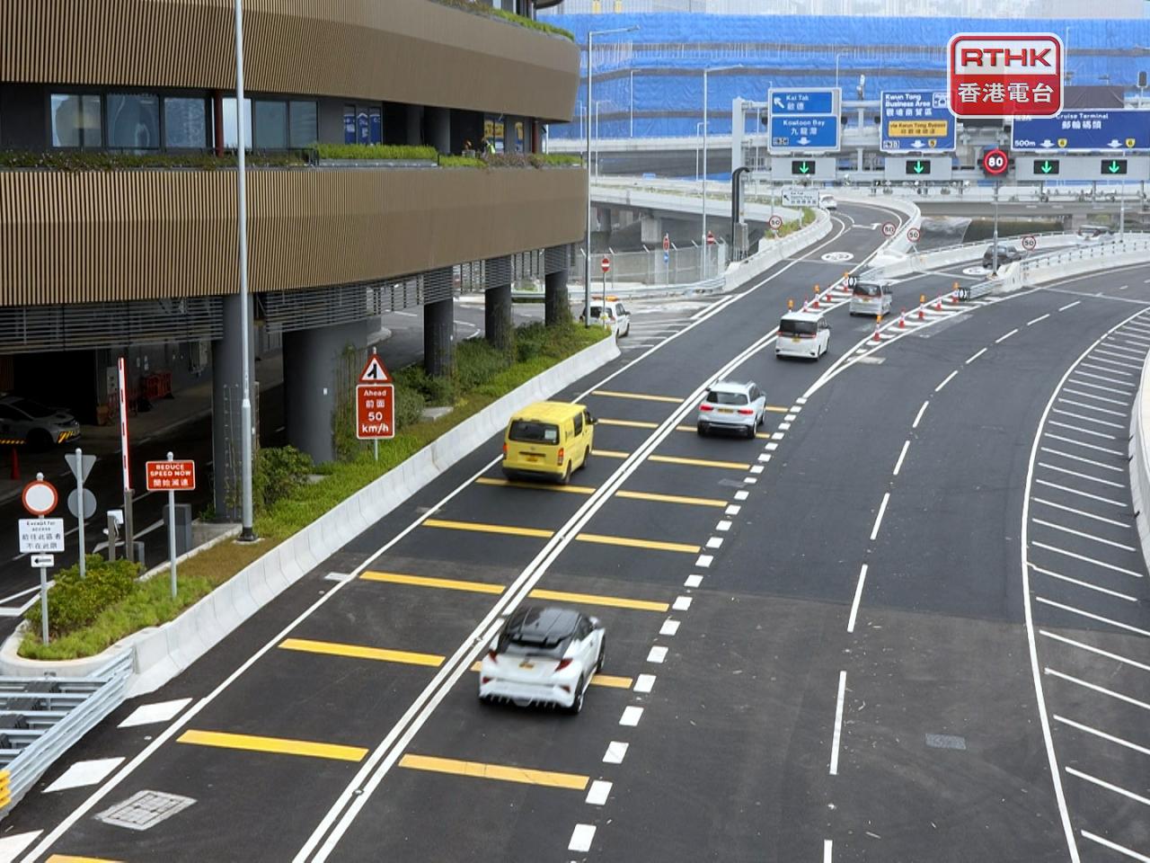 路政署稱雖然有足夠指示及交通標誌，但為方便駕駛者，在地上會做多一個道路標記。（梁禎祥攝）