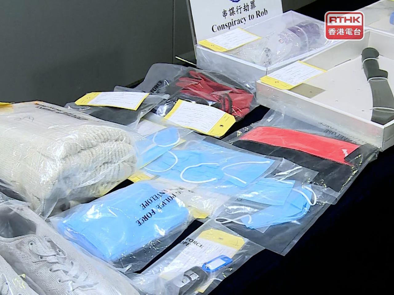 警方說，案件性質十分嚴重，匪徒光天化日下持有武器犯案，正追查款項下落，不排除有更多人被捕。（張連登攝）