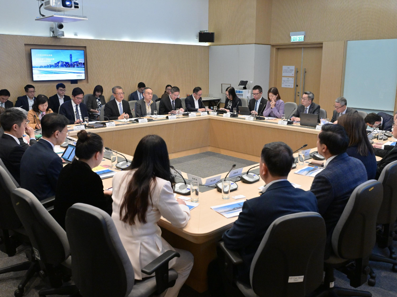 大宗商品策略委員會召開首次會議，聽取全球大宗商品市場趨勢及香港發展潛力的匯報。（政府新聞處）