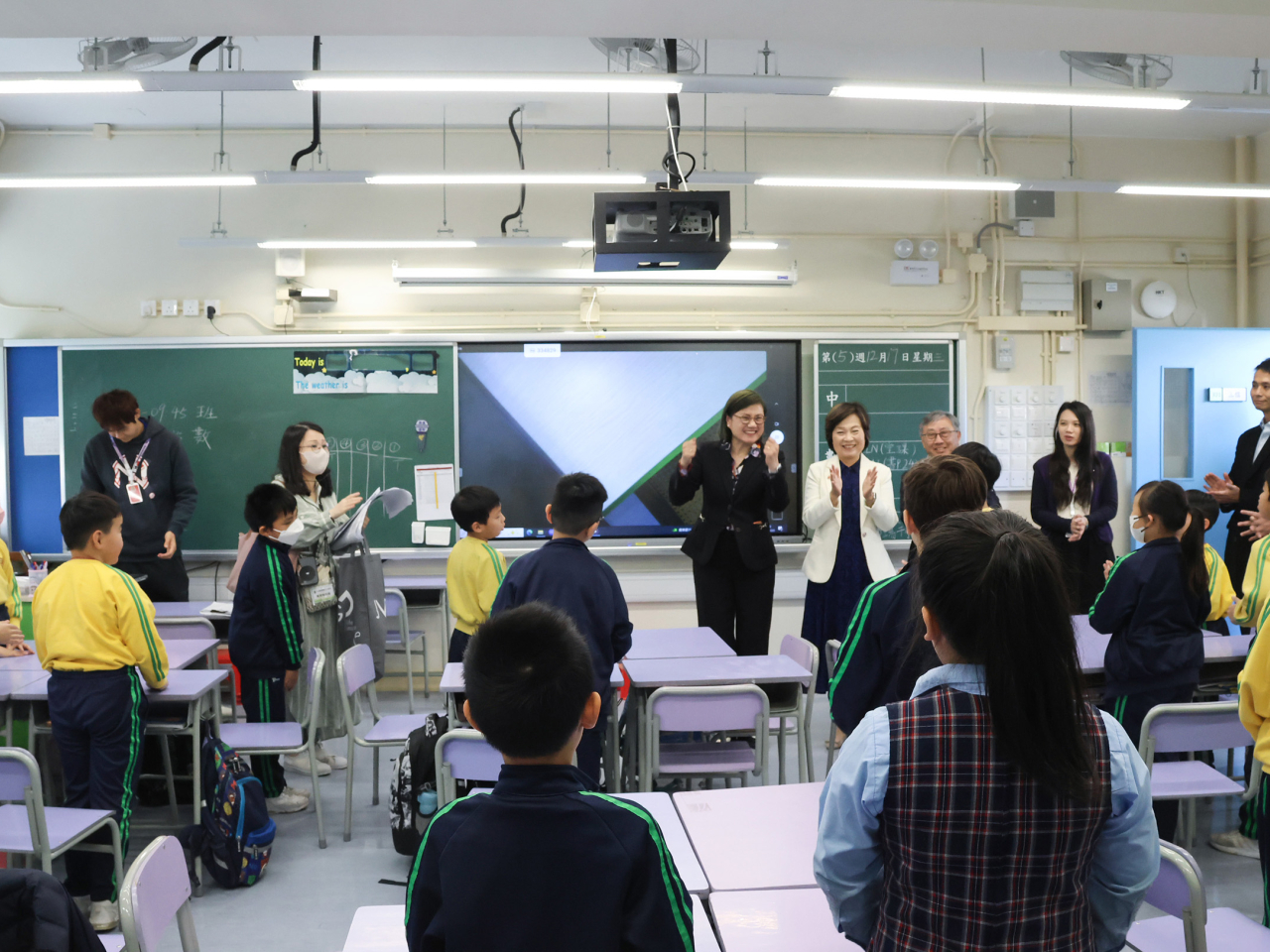 蔡若蓮前往大埔官小及銘恩，了解埔浸復課的具體安排。（局長網誌圖片）