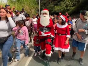 全球各地聖誕老人提早出動送祝福
