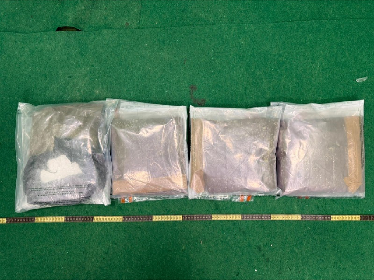 海關在機場偵破一宗涉及入境旅客的販毒案件，檢獲約五公斤懷疑可卡因和拘捕一名男子。（政府新聞處）