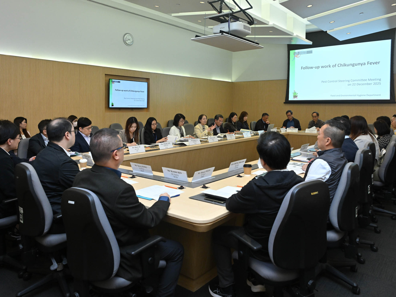 政府跨部門防治蟲鼠督導委員會開會，檢視各部門及持份者在青衣自然徑的防控基孔肯雅熱跟進工作。（政府新聞處）