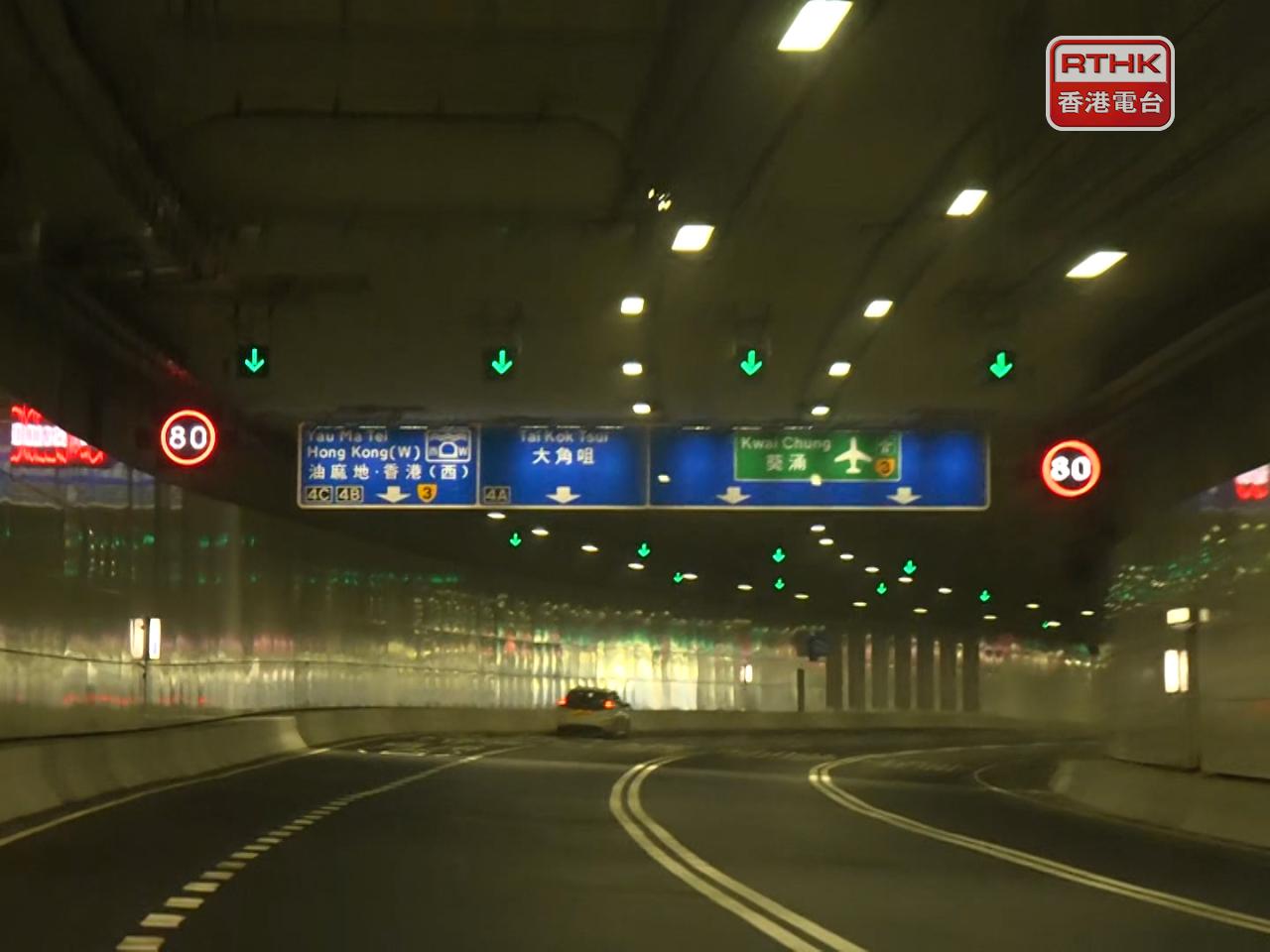 運輸署表示會繼續檢視方向標誌的設計，並考慮在標誌上提供更多資訊，協助駕駛者正確和小心駕駛，確保道路安全。（港台圖片）