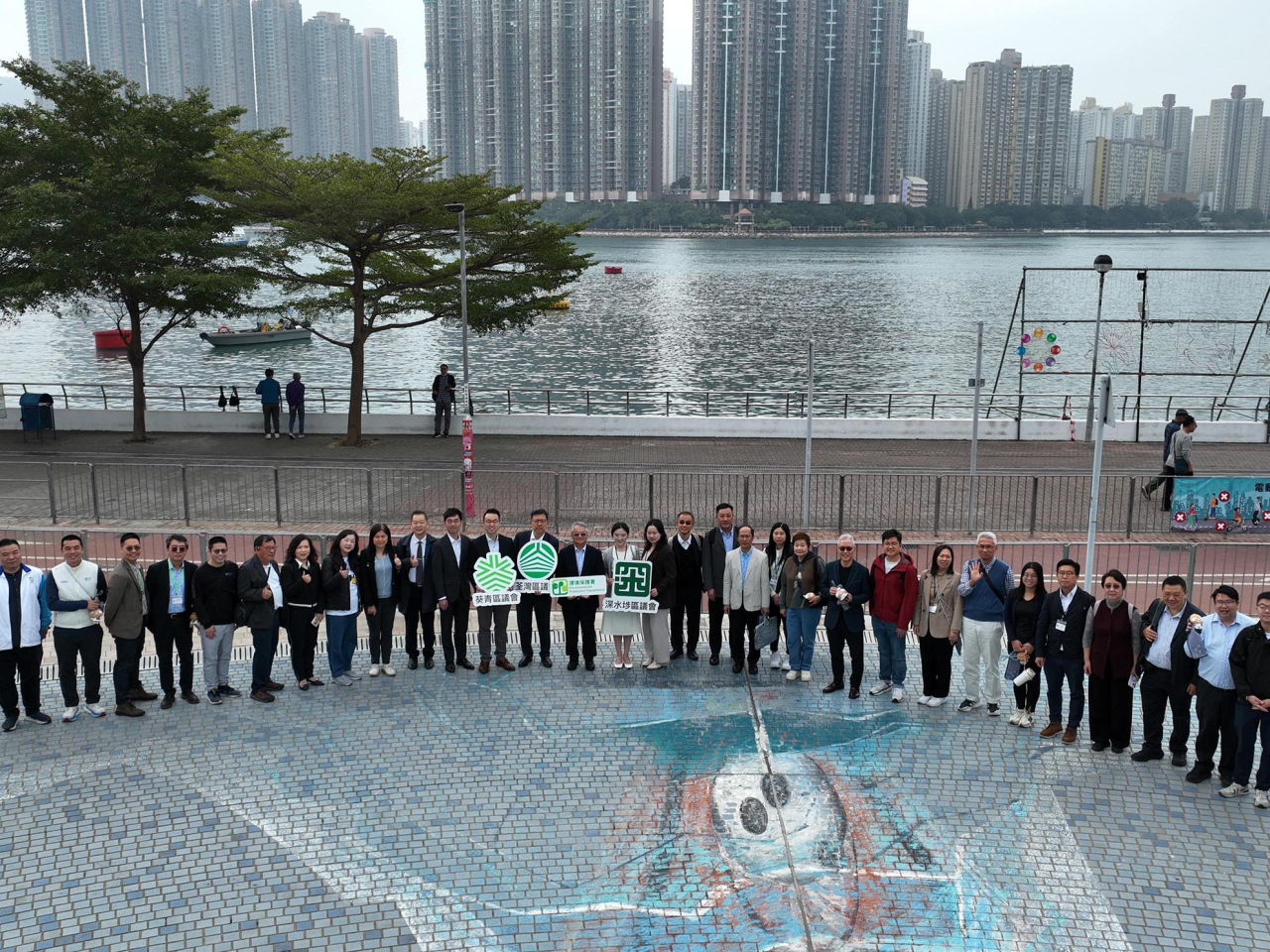 徐浩光聯同荃灣、葵青、深水埗三個區議會議員進行實地視察，了解荃灣、葵青和深水埗地區沿岸水質及氣味改善的成果。（政府新聞處）