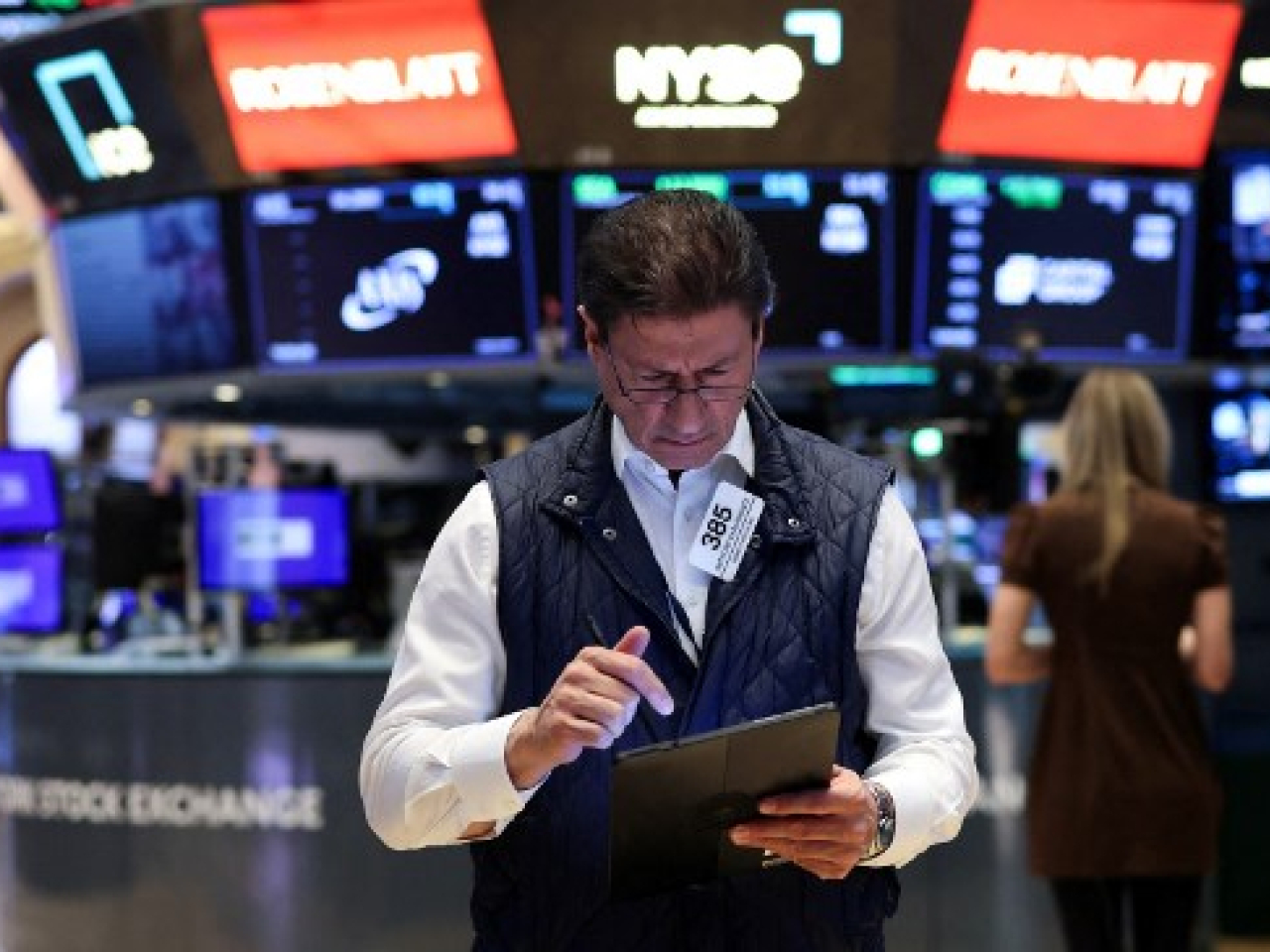 美股初段靠穩，道瓊斯指數曾升逾200點，其後升幅收窄。（法新社資料圖片）