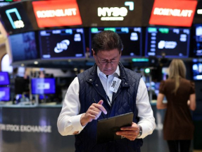 美股初段靠穩，道瓊斯指數曾升逾200點，其後升幅收窄。（法新社資料圖片）