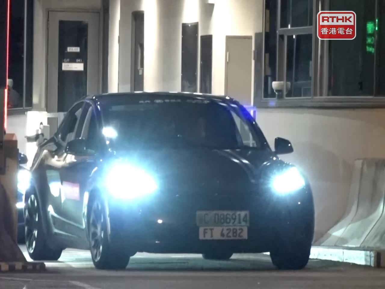 首批「粵車南下」車輛大約凌晨零時45分抵達港珠澳大橋香港口岸，完成程序後入境本港。（施華駿攝）