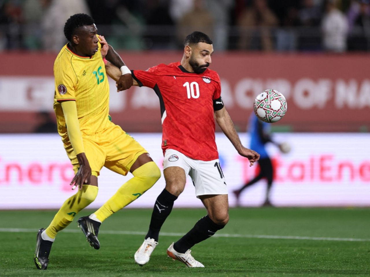 沙拿（紅球衣）補時階段建功為埃及反勝。（法新社）