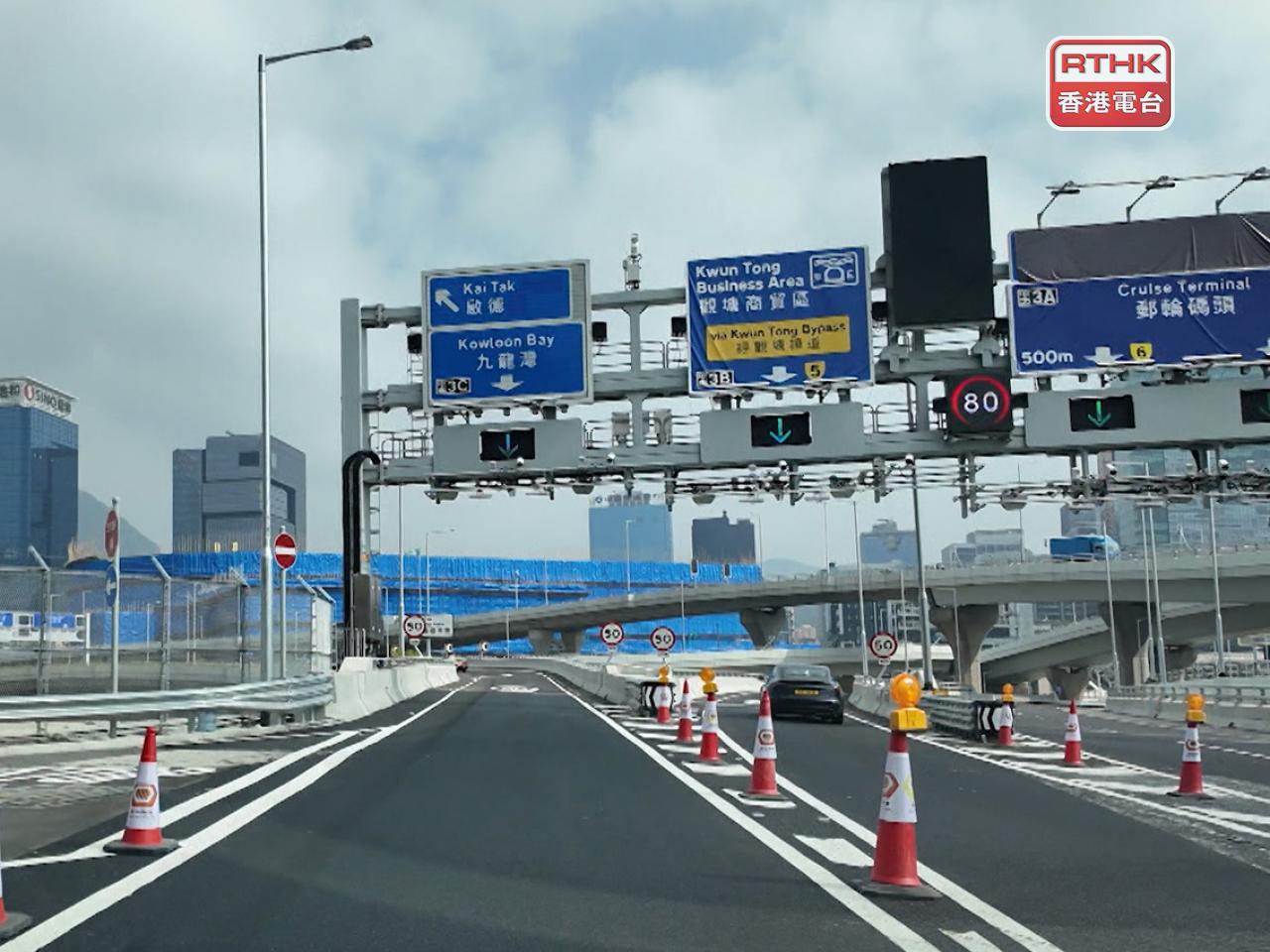 方國珊認同路段開通後需要時間磨合，亦認同運輸署需要增加指示牌。（港台圖片）