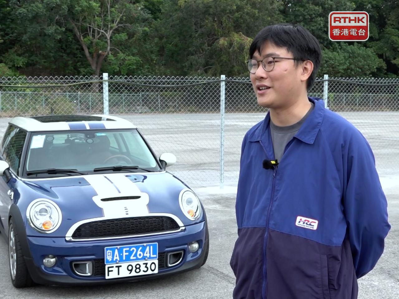 陳先生指過程順暢方便，掃描檢查通行證和指紋就開閘通過，歷時數分鐘，指示清晰（林紹鋒攝）