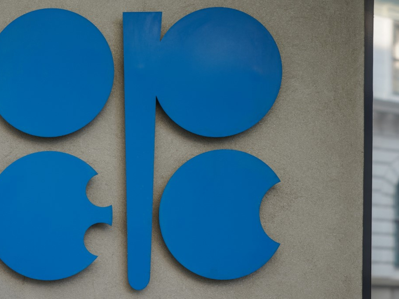 郭啟倫指出油組及盟友不願意大幅減產是油價年內顯著回落原因之一。（法新社資料圖片）