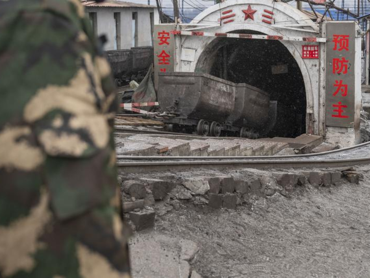 黑龍江豐源礦業有限公司一個煤礦發生滲水事故，最後一名被困礦工遺體被運出礦井。(新華社)