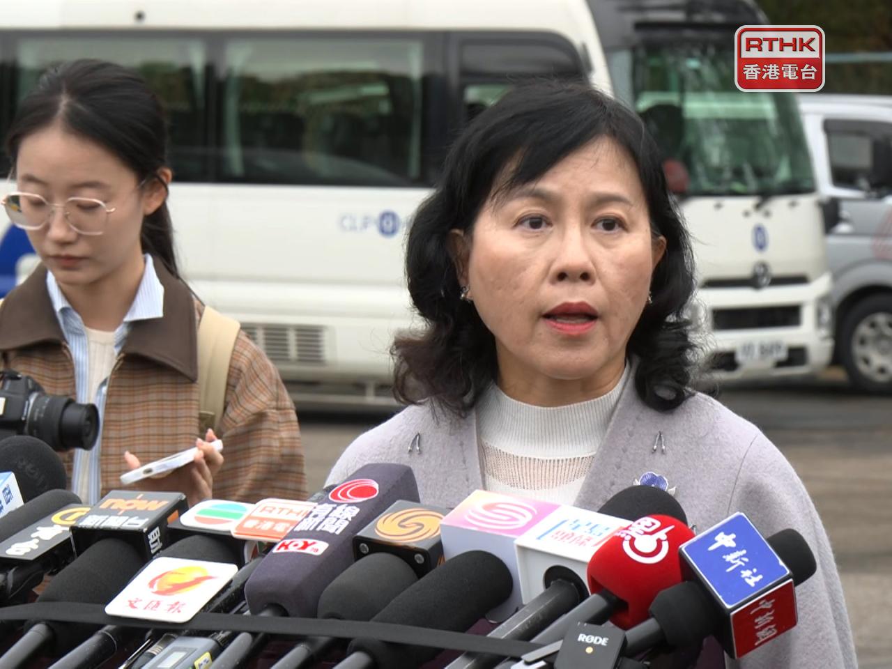 陳美寶強調，不希望太多的標記造成混亂，在適當的位置加插標記，令部分使用者可以盡早選對行車線。 （鍾家銘攝）