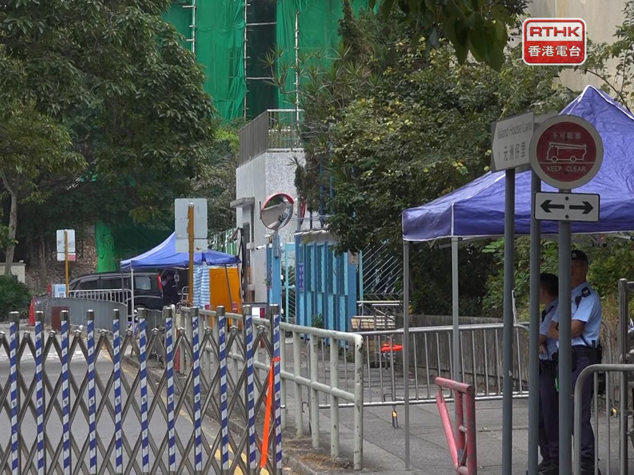 審視大埔宏福苑五級火事故的獨立委員會成員早上到現場視察。（郭志強攝）