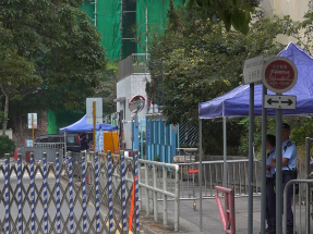 宏福苑五級火｜獨立委員會成員在消防人員陪同下到火災現場視察