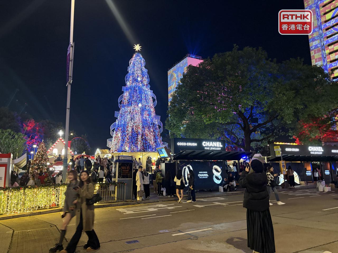 視乎實際情況，警方或會分階段進一步擴大中環一帶的封路範圍。（港台圖片）