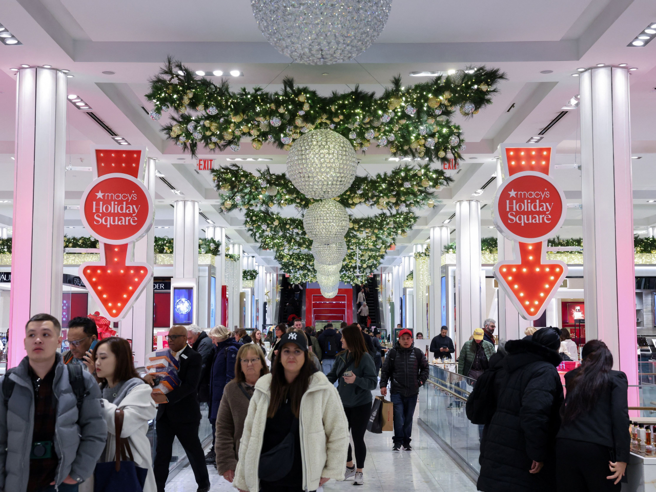 信用卡公司初步數據顯示，美國零售商近兩個月銷售額按年增長約4%，網上銷售增速快過實體店。（路透社資料圖片）