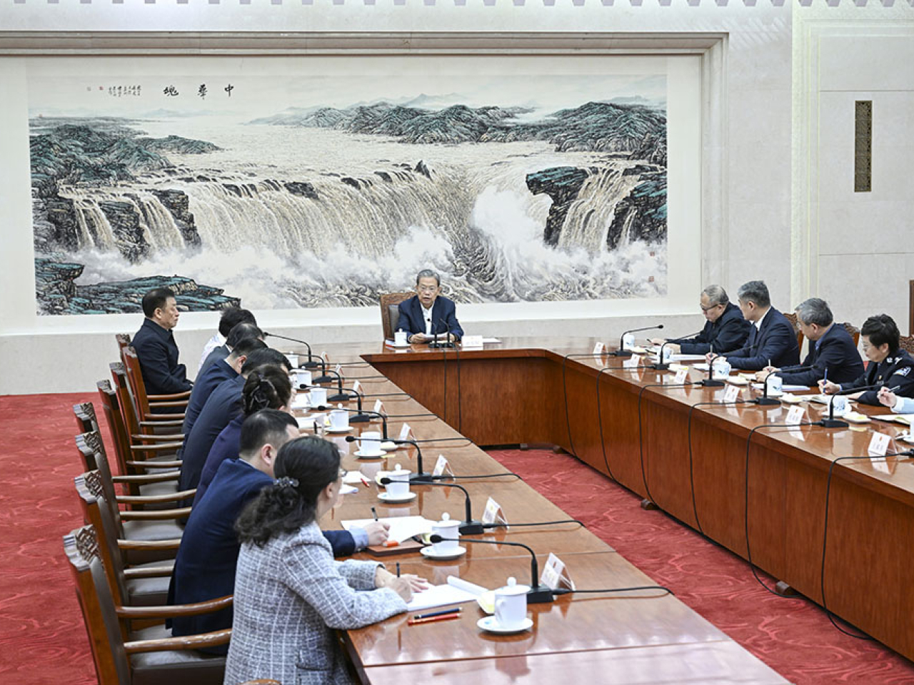 趙樂際下午同列席會議的人大代表座談交流。（新華社）