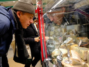 美國消費者信心連續5個月轉差，由於對商業環境看法負面，對就業及收入擔憂加劇。（法新社資料圖片）