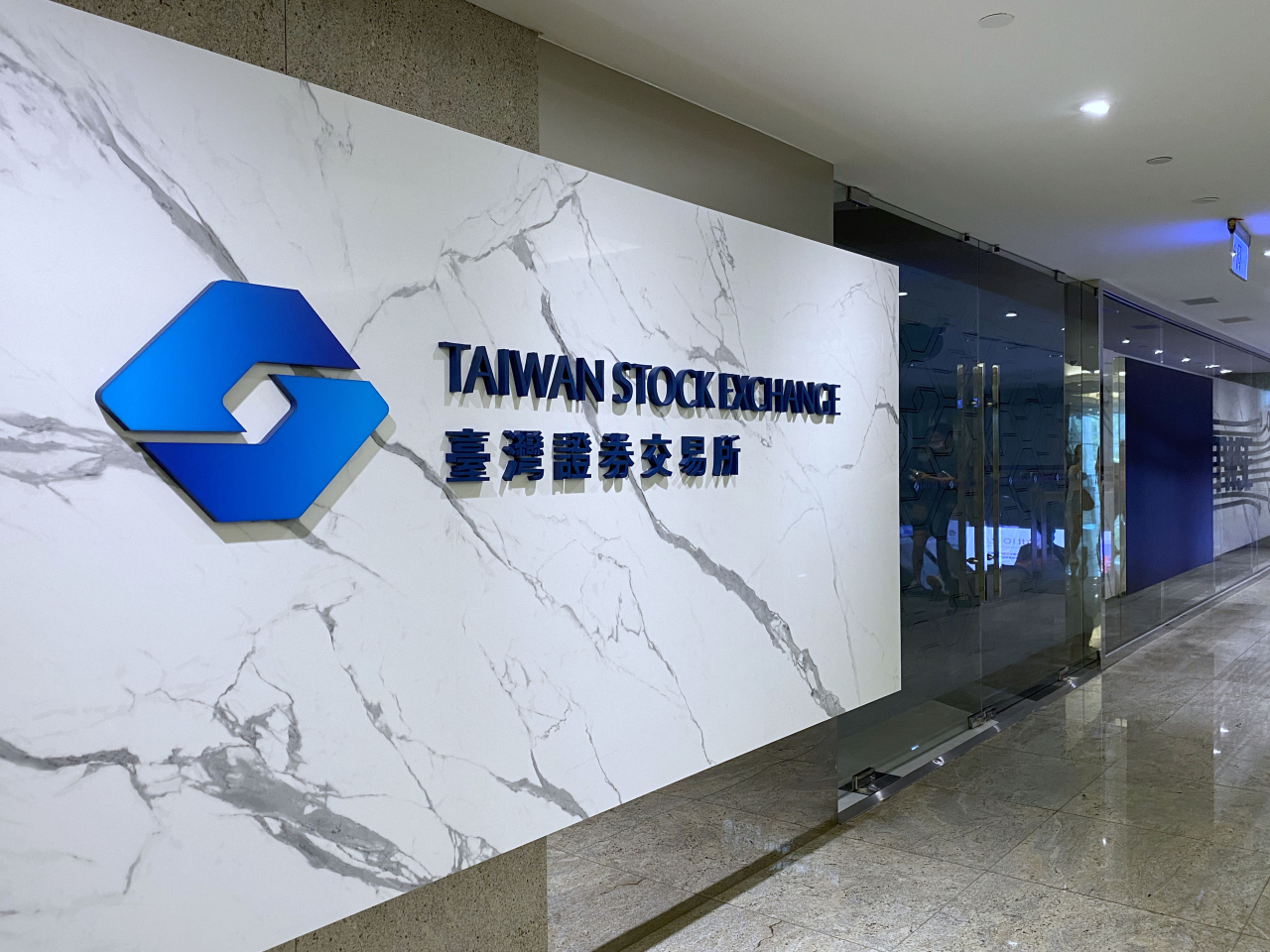 加權指數較早時報28387點，升77點，升幅0.27%。（法新社資料圖片）