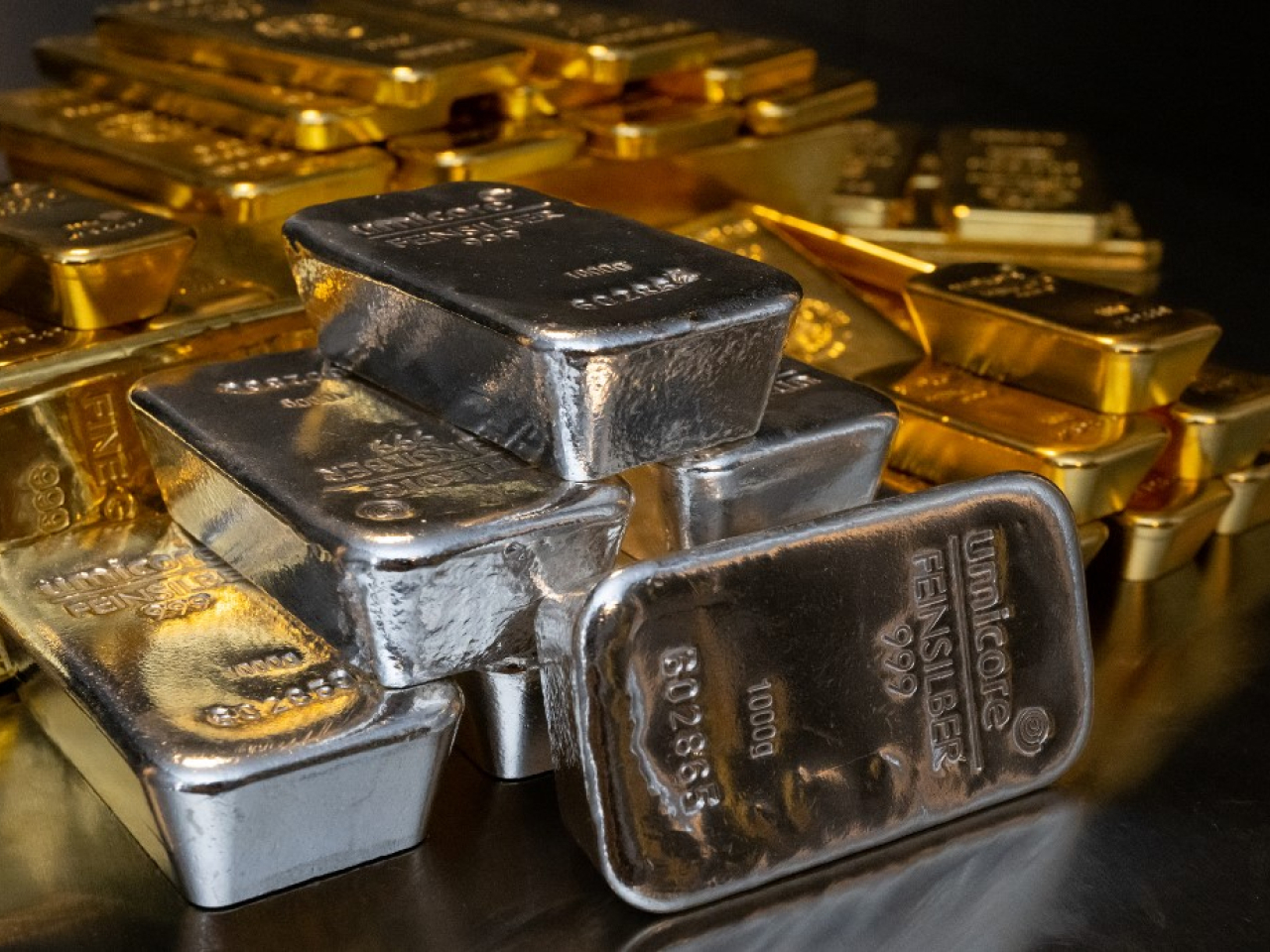 現貨金升穿每盎司4500美元關口，一度升至每盎司4525美元以上。現貨銀首次突破每盎司72美元。（法新社資料圖片）
