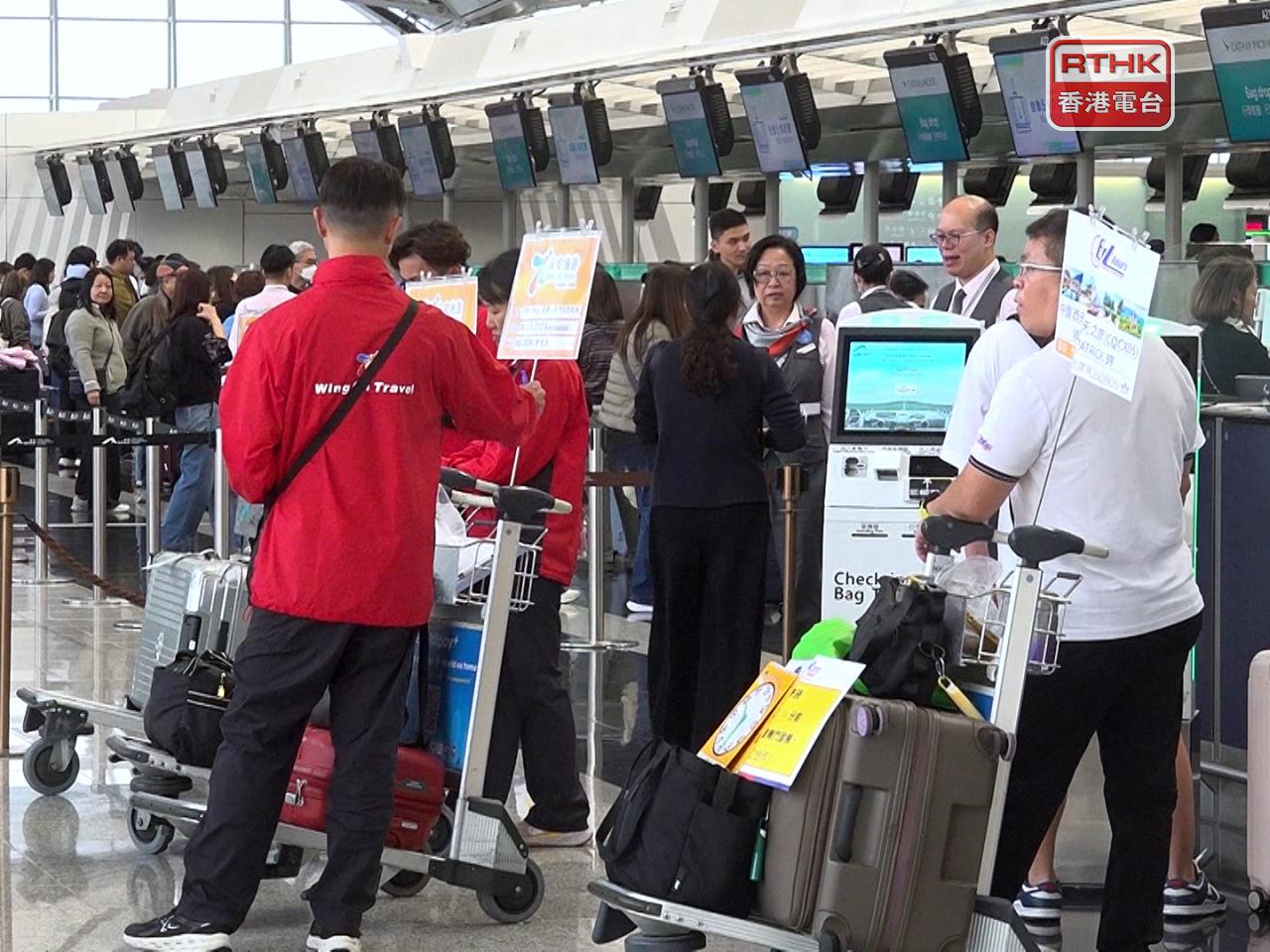 楊淑芬表示，聖誕節假期是外遊旺季，估計有約1500個旅行團離港。（郭志強攝）