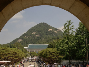 記者辦公區及新聞發布廳所在的青瓦臺春秋館，日前已開放運作。（法新社資料圖片）