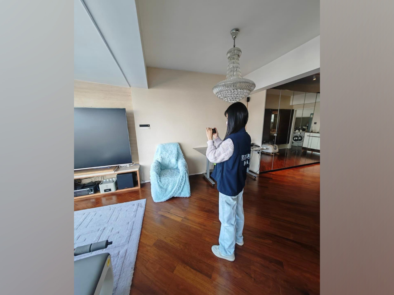 牌照處執法人員在一間懷疑無牌經營的賓館搜集證據。（政府新聞處）