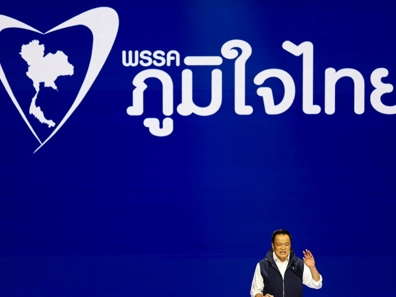 阿努廷在曼谷競選集會上宣布參選泰國總理。（路透社）