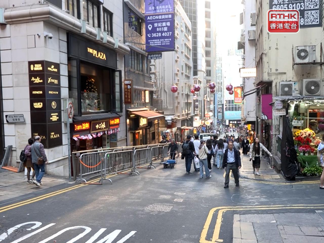 張素媚指今年蘭桂坊有餐廳提供幾百元的四道菜菜單，亦有餐廳推出自助放題形式的晚餐。（梁禎祥攝）