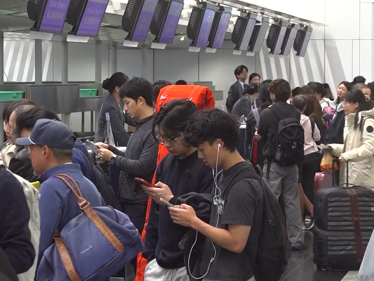 入境處預計，今個聖誕及元旦假期，會有大約1152萬人次，經各海、陸、空管制站出入境。（郭志強攝）