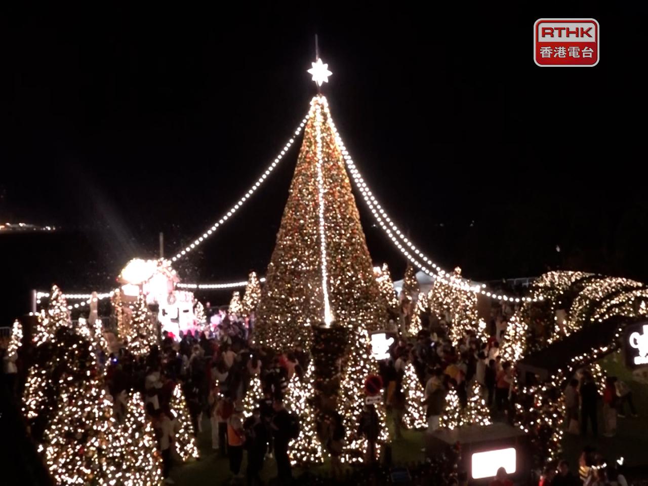 在「西九聖誕小鎮」有超過60棵聖誕樹，包括一棵超過12米高的聖誕樹。（施華駿攝）