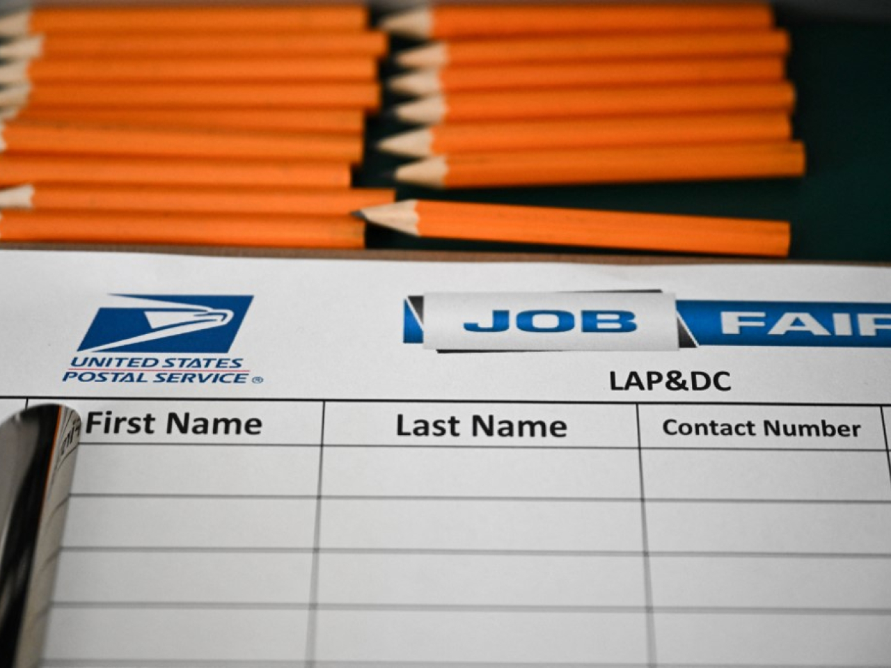 美國上星期新申領失業救濟人數21.4萬人，按星期出乎意料減少1萬人。（法新社資料圖片）