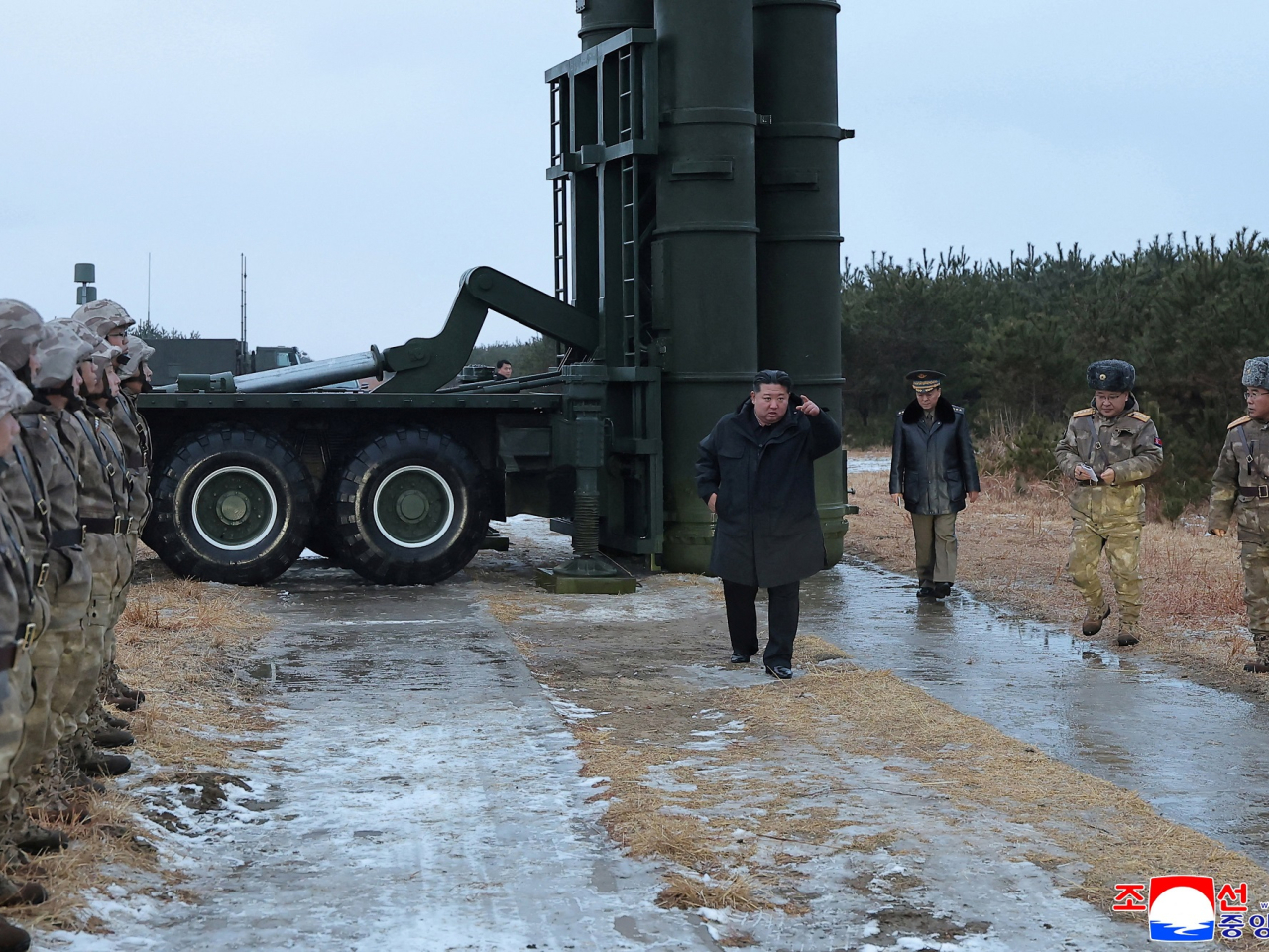 金正恩於星期三在東海附近一個試驗場，監督了一次長程地對空導彈試射。（路透社）