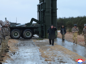 金正恩於星期三在東海附近一個試驗場，監督了一次長程地對空導彈試射。（路透社）