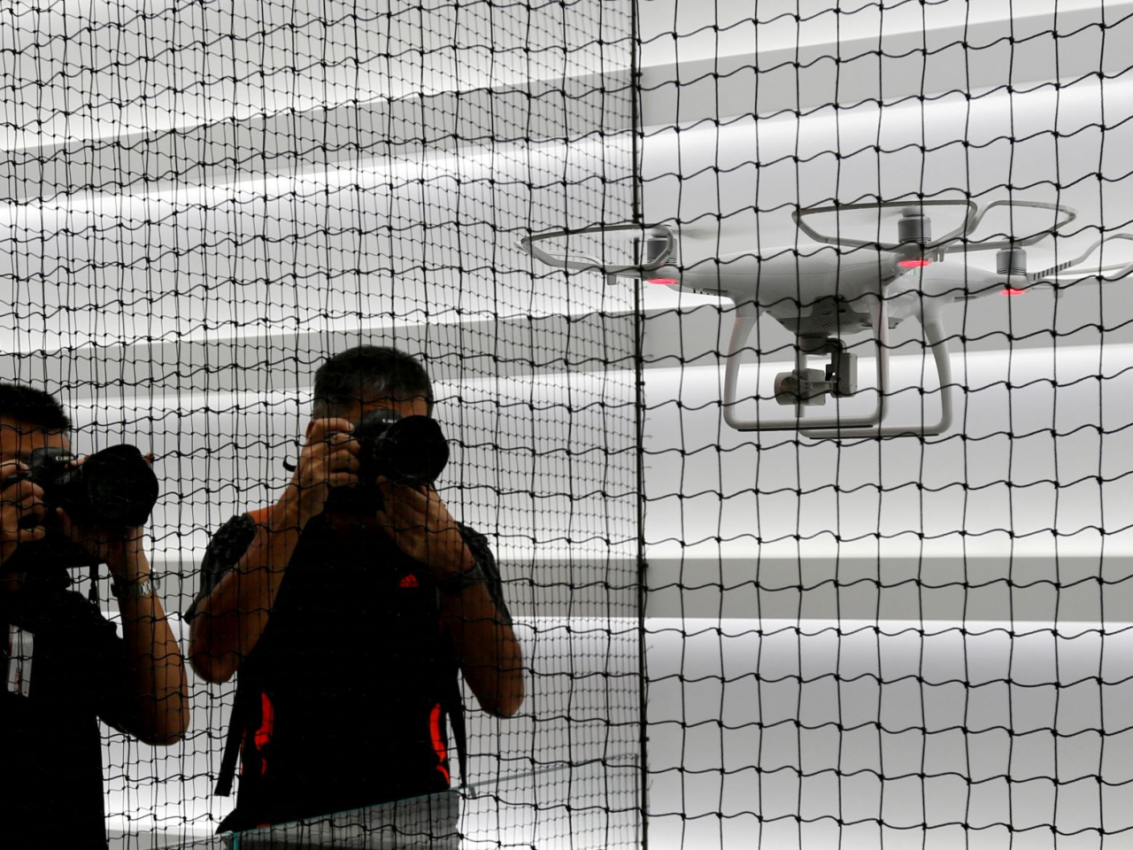 美國以國安為由日前開始禁止批准新的外國無人機型號進口，被指影響到大疆等內地品牌的無人機新產品，日後無法在美國銷售。(路透社資料圖片)