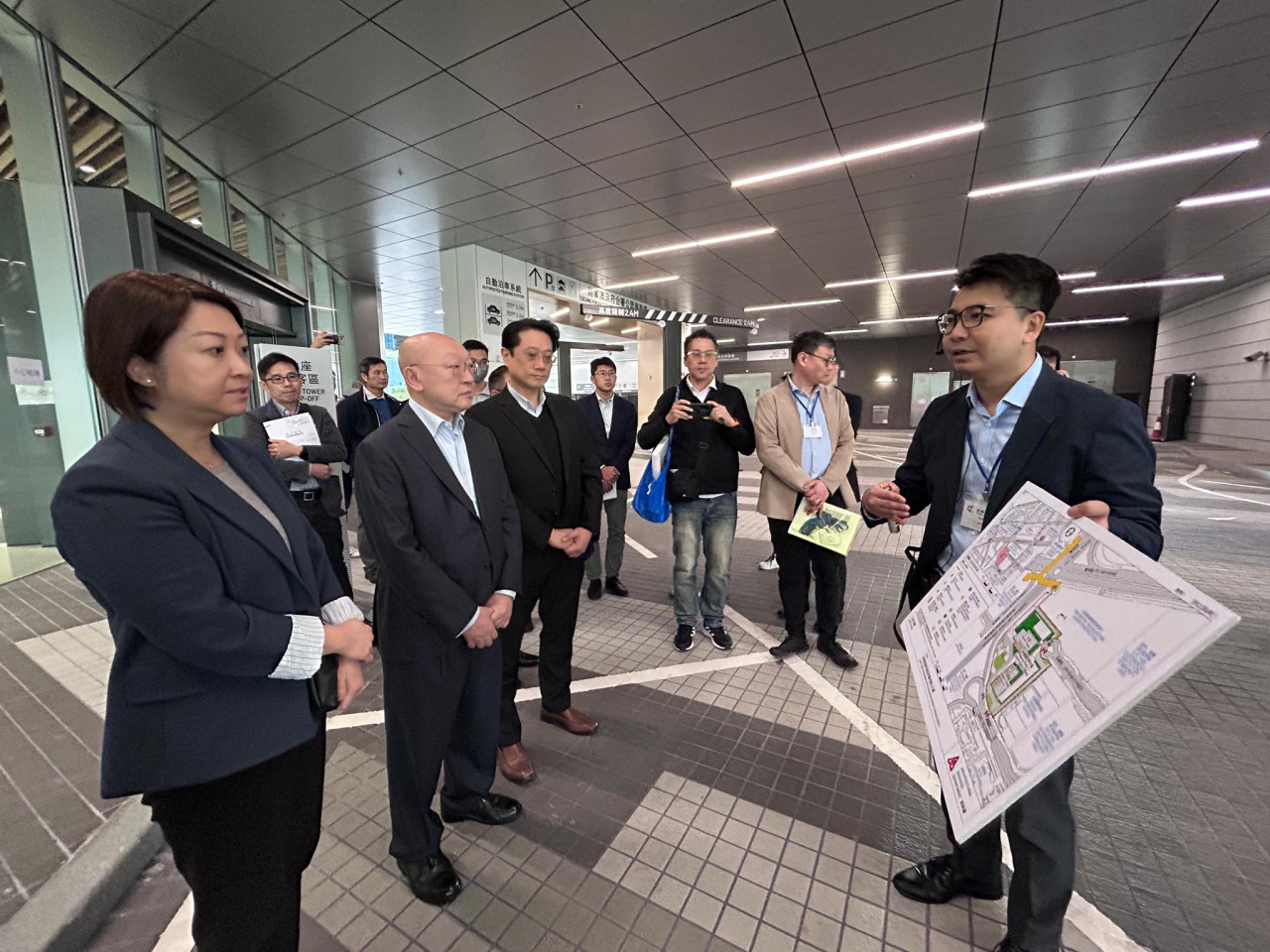 李頌恩（前排左一）及馮建業（前排左二）聽取運輸署同事匯報項目進展。（運輸署社交網站圖片）
