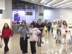 內地旅客來港感受聖誕氣氛　既有選住港酒店亦有人購物後回深圳