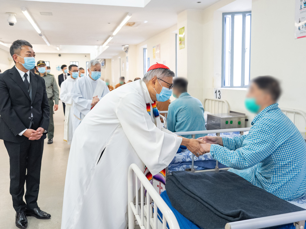 周守仁（前排中）到訪赤柱監獄醫院向患病的在囚人士送上關懷。（政府新聞處）