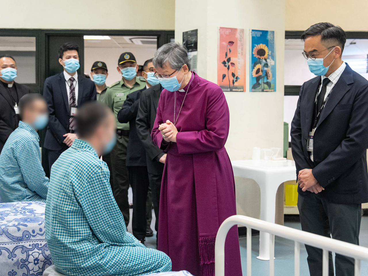 陳謳明（右二）到訪白沙灣懲教所醫院向患病的在囚人士送上關懷與祝福。（政府新聞處）